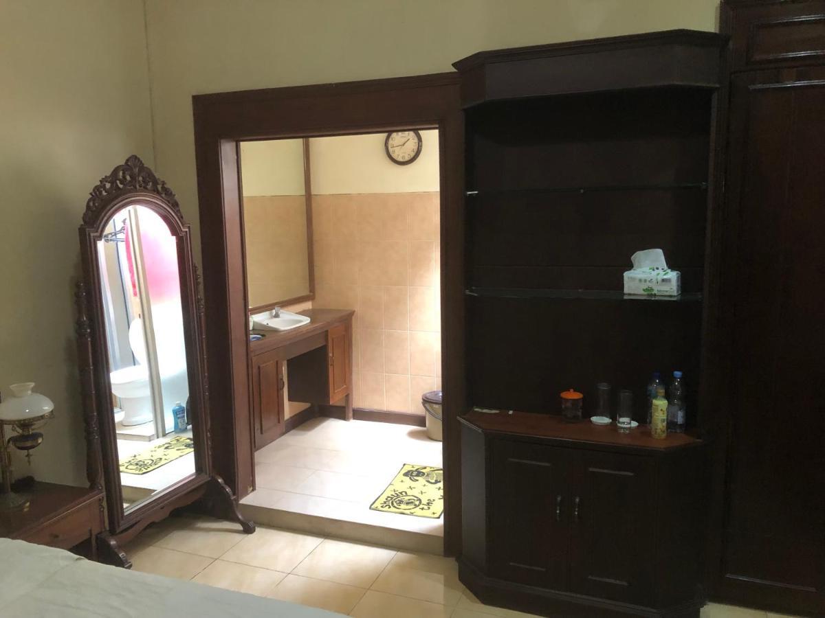 Ndalem Maharani Guest House Yogyakarta Exterior foto